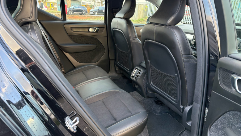 Volvo Xc40 2.0 T4 Momentum Pro 5dr AWD Geartronic Petrol Estate